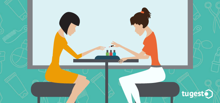 Dos chicas en un centro de estética pintándose las uñas