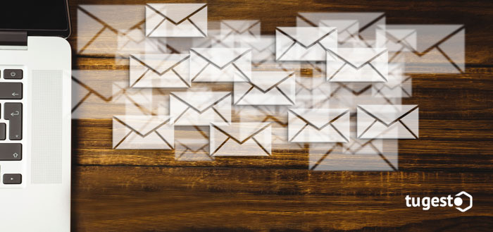 Ordenador y sobres de correo electrónico