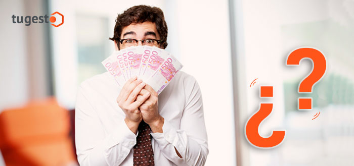 Trabajador con billetes en la mano