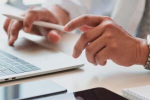 Algunos de estos errores son el no saber qué se busca por parte de la empresa o la no búsqueda de referencias, entre otros