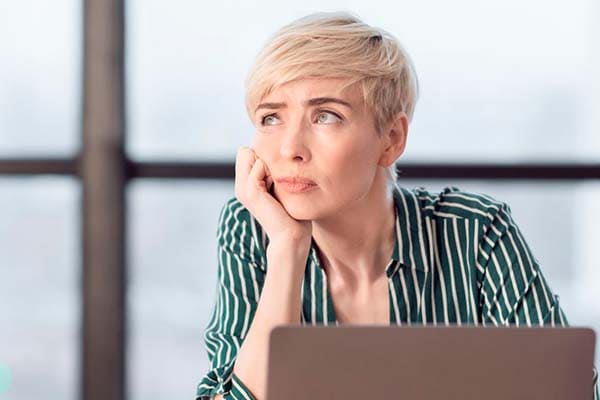 El burnout o la falta de motivaci贸n se encuentran entre las razones por las que los trabajadores experimentan esta sensaci贸n