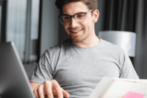 Para todos aquellos y aquellas que estáis buscando trabajo pasado el verano, este es vuestro post, ¡muy atentos/as!