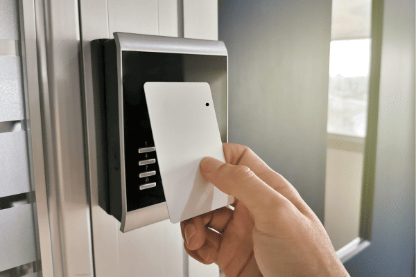 Esta tecnolog铆a permite tener un mayor control del acceso y salida de los empleados, entre otras cuestiones