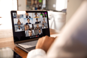 Este modelo de trabajo permite combinar la asistencia a la oficina con el teletrabajo desde casa