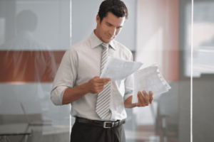 Empleado revisando documentación sobre bajas y permisos laborales en una oficina