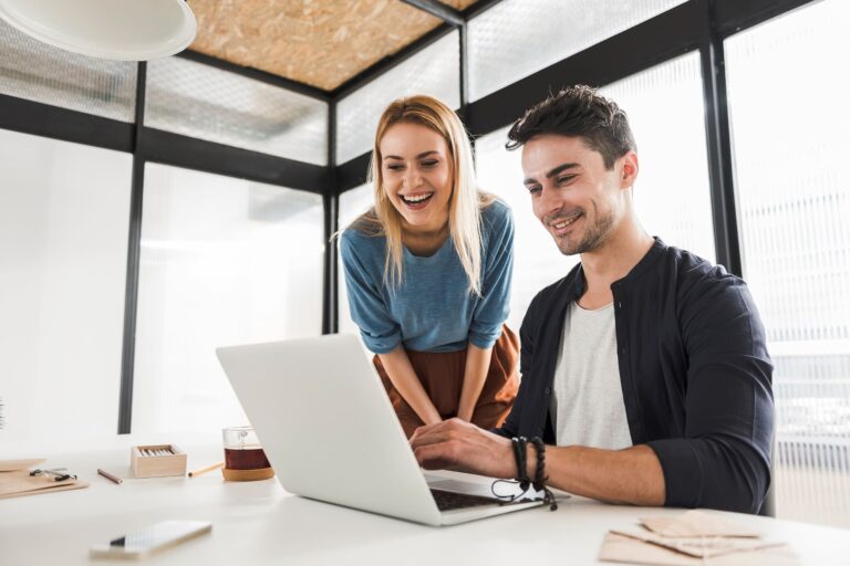 empleados felices en oficina moderna con diseño ergonómico y espacios colaborativos