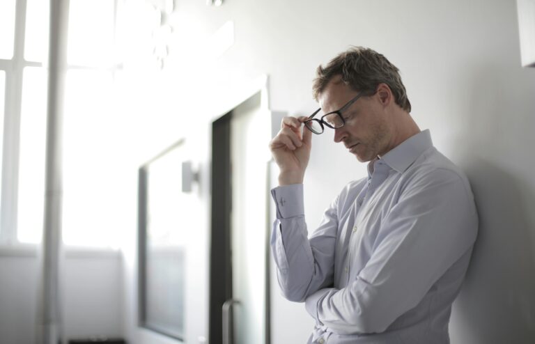 Empleado relajándose durante una pausa en el trabajo para mejorar su productividad