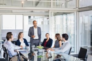 profesional resiliente trabajando en equipo