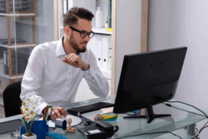 Persona disfrutando de jornada intensiva en verano