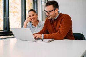 equipo de trabajo en una oficina, representando la gestión eficiente de jornadas intensivas