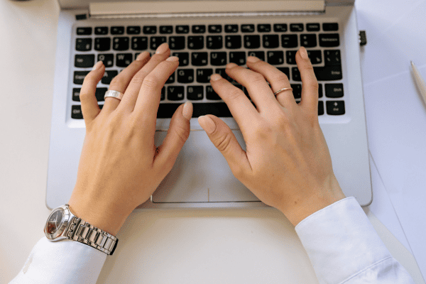 Autónomo en España preparando una factura para una empresa de Andorra desde su ordenador