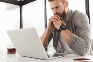 Descubre en este artículo cómo calcular la baja en la nómina por IT en 2026